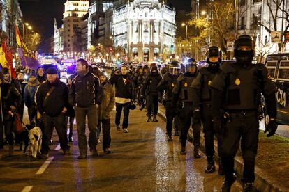 Un cordón policial acompaña a los manifestantes por la calle de Alcalá.