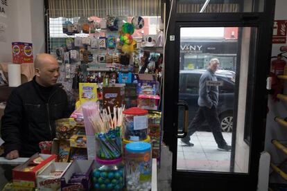 Zhen Yu Jiang, en su tienda de Parla, la semana pasada, cuando abrió dos semanas después del asesinato de su esposa.