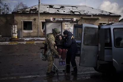 Soldados ucranios ayudan en la evacuación de una anciana en Irpin. Ucrania ha denunciado reiteradamente la poca efectividad de estos corredores humanitarios por los incumplimientos de la parte rusa, a la que acusa de no cesar en sus ataques.