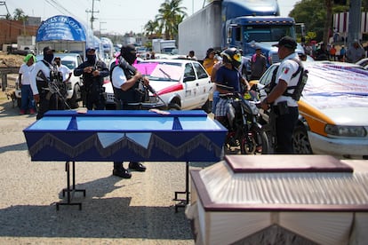 Transportistas se manifiestan contra la inseguridad en Acapulco, el 16 de abril.