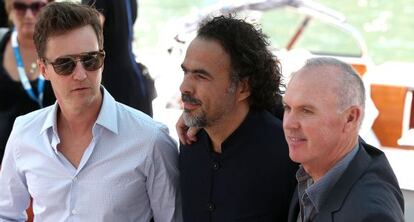 El trío de 'Birdman': Norton, Iñárritu y Keaton.