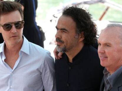 El trío de 'Birdman': Norton, Iñárritu y Keaton.
