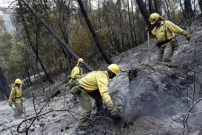 Operarios del Infoca realizaban el viernes labores de control en la Sierra de Las Villas.