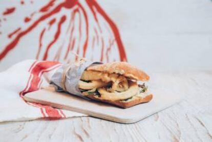 En el Chiringuito de El Señor Martín proponen un bocadillo de calamares "inesperado", con el pan pintado con la tinta del molusco.