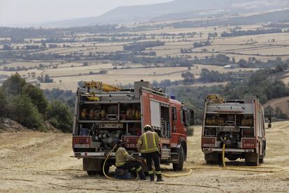 Agentes de los bomberos trabajan en la extinción del fuego en Artesa de Segre (Lleida).