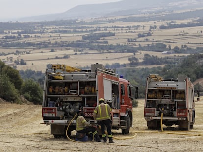 Agentes de los bomberos trabajan en la extinción del fuego en Artesa de Segre (Lleida).