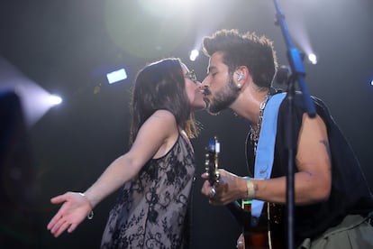 Evaluna Montaner y Camilo se besan en el escenario durante un concierto en Dallas, Texas, el 5 de agosto de 2021.