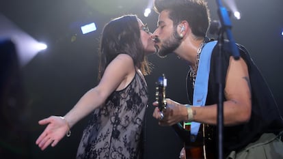 Evaluna Montaner y Camilo se besan en el escenario durante un concierto en Dallas, Texas, el 5 de agosto de 2021.