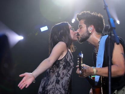 Evaluna Montaner y Camilo se besan en el escenario durante un concierto en Dallas, Texas, el 5 de agosto de 2021.