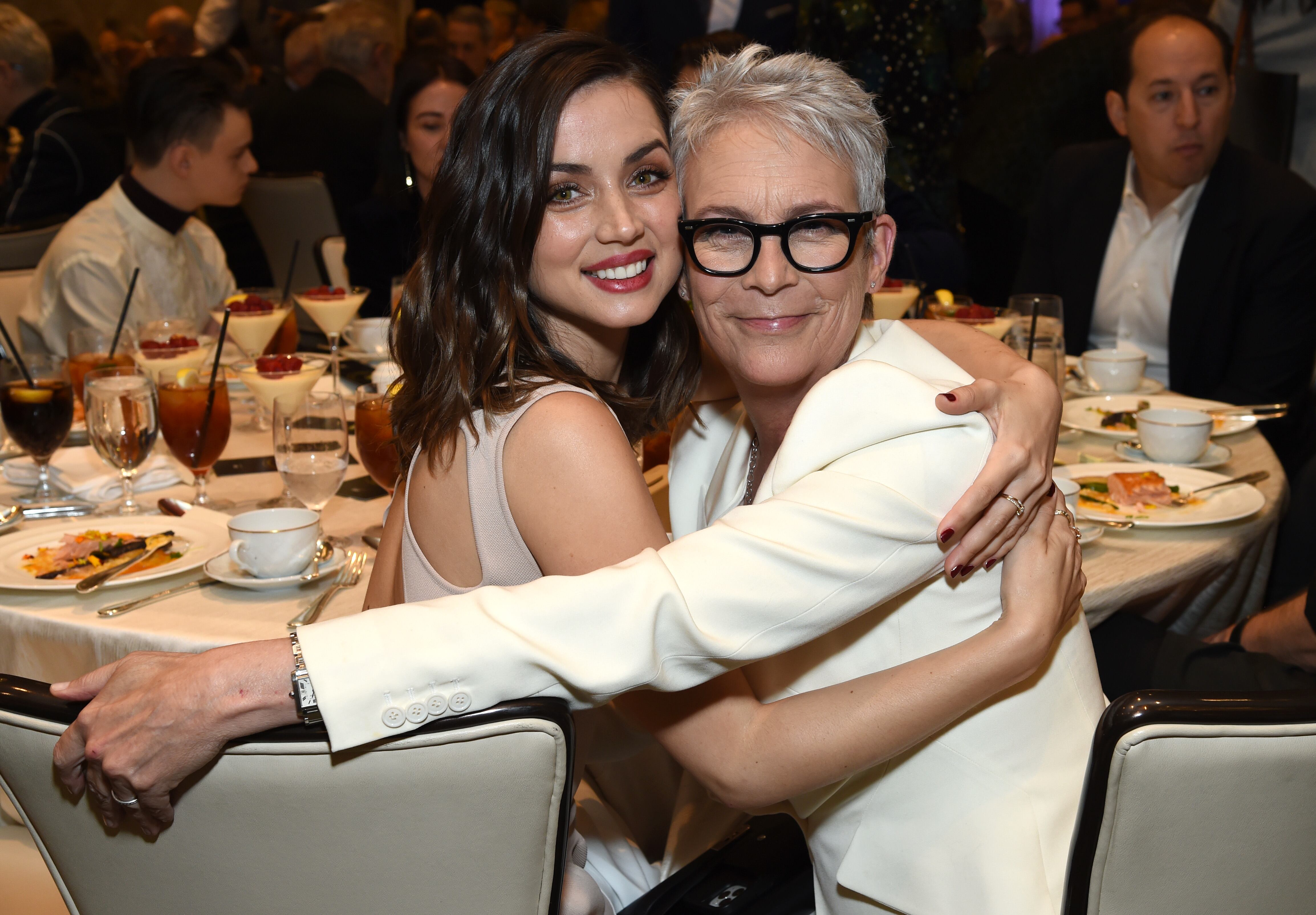 Ana de Armas y Jamie Lee Curtis en los premios AFI, en el Four Seasons Hotel de Los Ángeles, en enero de 2020.