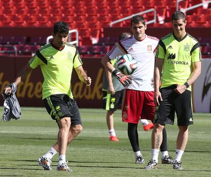 Diego Costa lanza el balón ante la mirada de Casillas y Torres