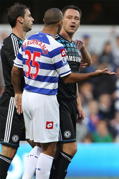 Terry se encara con Anton Ferdinand durante el encuentro del pasado domingo entre el Queens Park Rangers y el Chelsea.