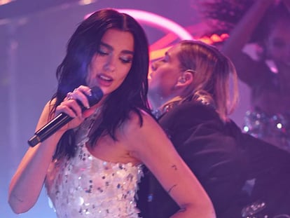 Dua Lipa, en un momento de su concierto 'online' 'Studio 2054'.