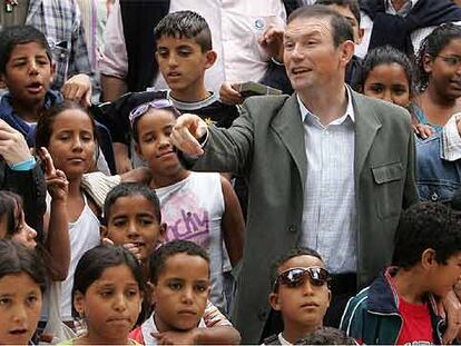 El <i>lehendakari</i> Ibarretxe, ayer durante su encuentro con niños saharauis y palestinos.