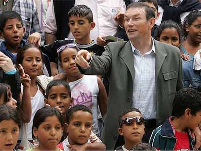 El <i>lehendakari</i> Ibarretxe, ayer durante su encuentro con niños saharauis y palestinos.