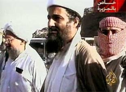 La imagen más reciente de Osama Bin Laden, difundida ayer por la cadena de televisión Al Yazira desde Qatar.