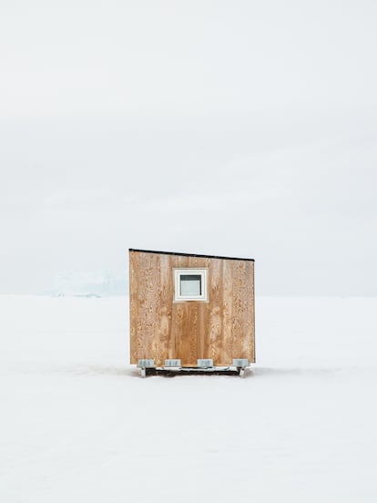 Las casas en Groenlandia son todas prefabricadas. Se colocan sobre una estructura elevada por culpa de los movimientos de permafrost al deshelarse. 