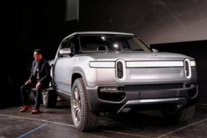 RJ Scaringe, CEO de Rivian, ante su camioneta R1T, en el Salón del Motor de Los Ángeles de 2018.