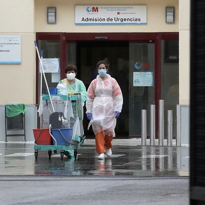 Dos trabajadoras de limpieza a las puertas de Urgencias en el Hospital Gregorio Marañon durante la pandemia  de coronavirus.
