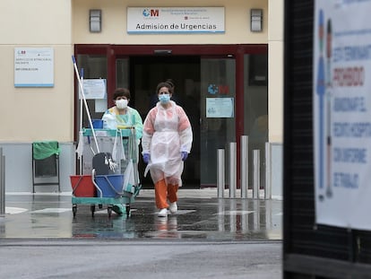 Dos trabajadoras de limpieza, a las puertas de Urgencias en el hospital Gregorio Marañon durante la pandemia de coronavirus.