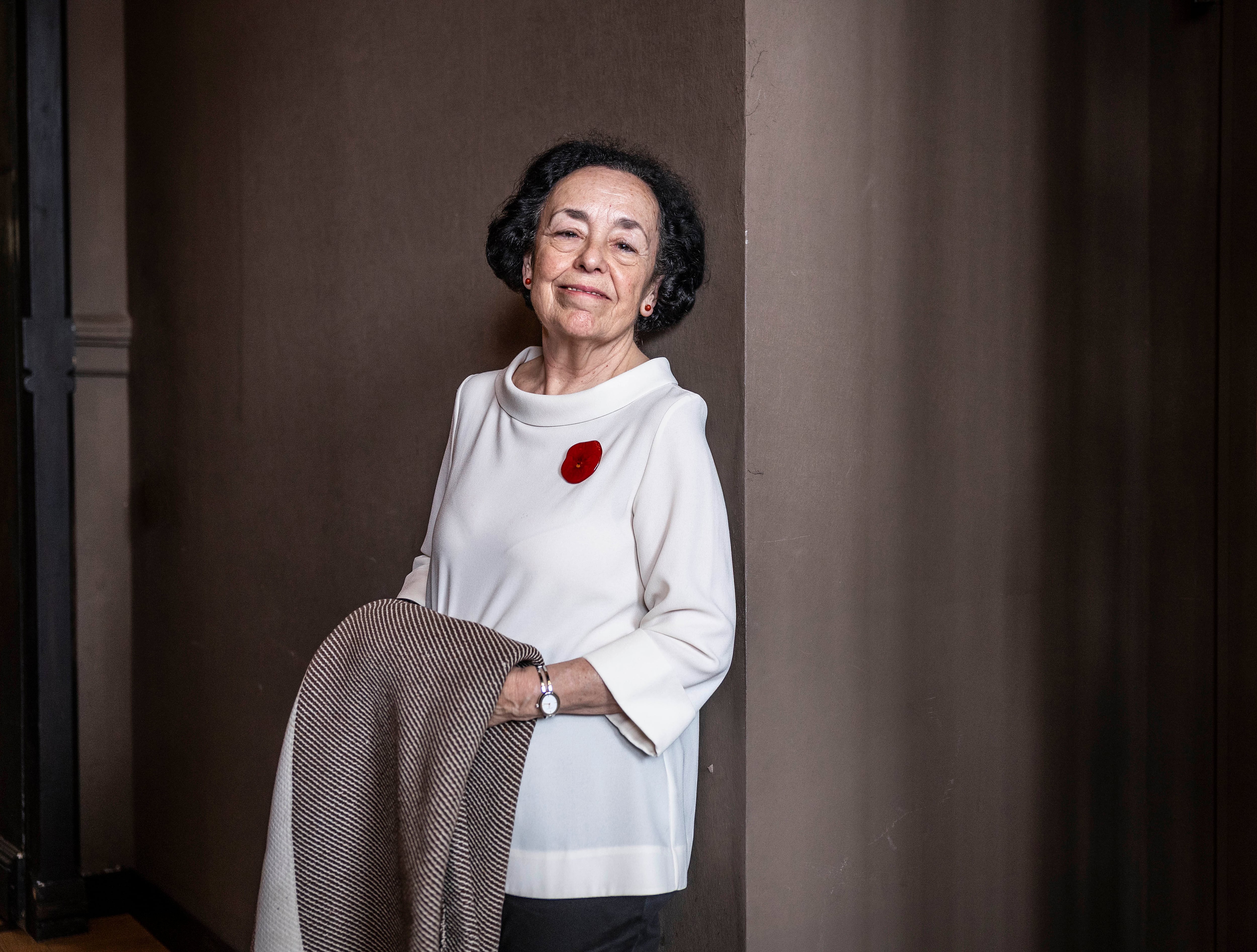 Ana Rosa Domínguez, en el Ateneo, sostiene la manta miliciana de su padre.