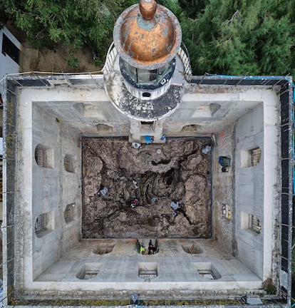 Labores de reacondicionamiento e instalación de la obra de Cristina Iglesias en la casa del faro de la isla de Santa Clara, en Donostia.