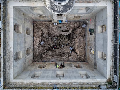 Labores de reacondicionamiento e instalación de la obra de Cristina Iglesias en la casa del faro de la isla de Santa Clara, en Donostia.