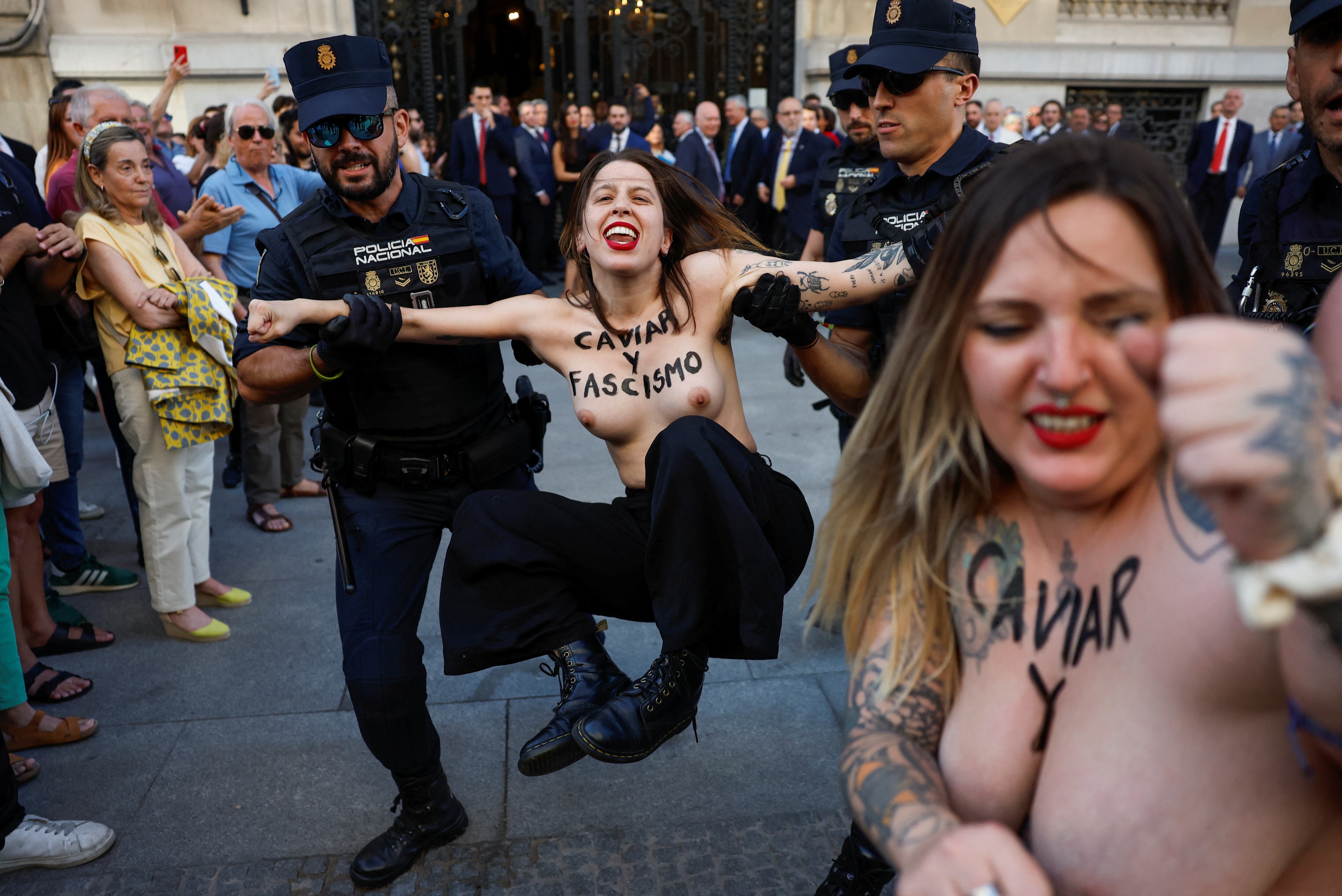 Activistas de Femen protestan este viernes en Madrid ante la llegada del presidente argentino, Javier Milei.