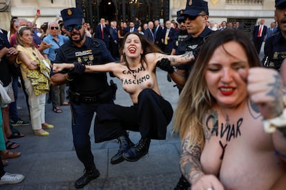 Activistas de Femen protestan este viernes en Madrid ante la llegada del presidente argentino, Javier Milei.