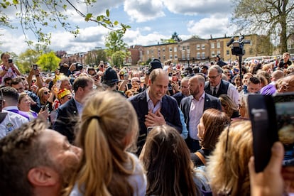 El príncipe Guillermo y Kate Middleton se han dado un baño de multitudes durante su acto de presencia en el Big Lunch de Windsor. Su presencia fue una sorpresa para todos los asistentes, ya que esta no había sido anunciada.
