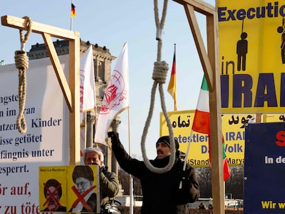 Exiliados iraníes se manifiestan en Berlín exigiendo el fin de las ejecuciones y la inclusión de la Guardia Revolucionaria de las organizaciones terroristas.