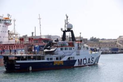 Barco Phoenix en el puerto de La Valletta, Malta