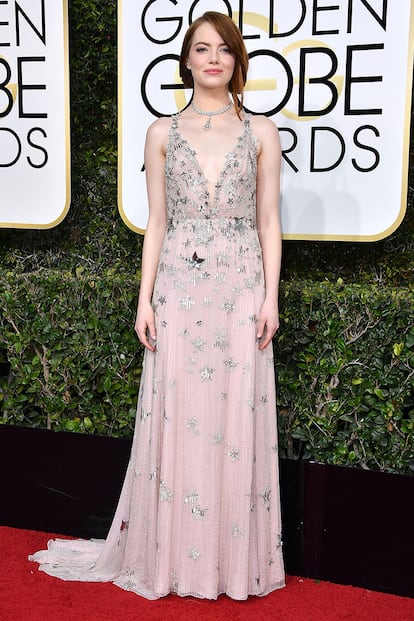 Emma Stone eligió un espectacular diseño de Valentino con estrellas bordadas. Lo combinó con un collar de oro, platino y diamantes de Tiffany & Co. Se llevó el galardón a Mejor Actriz en comedia o musical por su papel en La La Land.