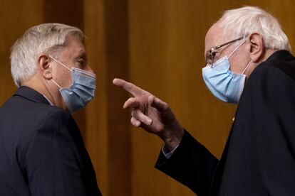 Los senadores Lindsey Graham y Bernie Sanders conversan antes de la sesión del miércoles.