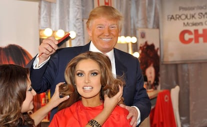 Donald Trump y una de las concursantes de Miss Universo del certamen de 2010.
