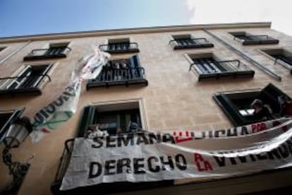 Un grupo de personas vinculadas al 15M y a la Plataforma de Afectados por la Hipoteca ocupand un piso en Madrid. EFE/Archivo