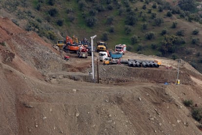 El sábado 19 comenzó la perforación de 60 metros de profundidad a través de la cual se pretendía llegar al lugar donde estaba Julen. Estimaban que necesitarían 15 horas, pero finalmente tardaron 55 por la dureza del subsuelo. Antes hubo que rebajar la ladera en 23 metros.