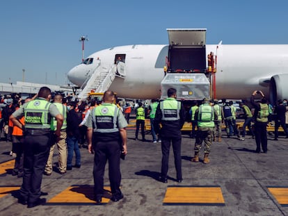 Miembros de la Guardia Nacional custodian la llegada de vacunas de Pfizer-BioNTech a México, este martes.