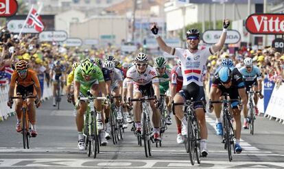 Cavendish gana la etapa al sprint.