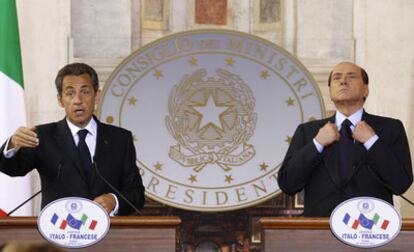 Nicolas Sarkozy y Silvio Berlusconi se dirigen a la prensa en Villa Madama, en Roma.