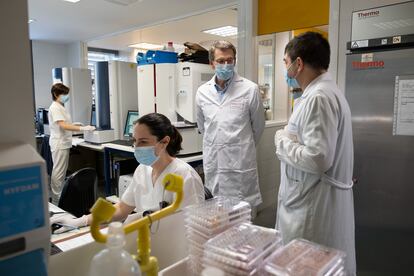 El presidente de la Xunta, Alberto Núñez Feijóo, en una visita al laboratorio de microbiología del Complejo Hospitalario Universitario de A Coruña