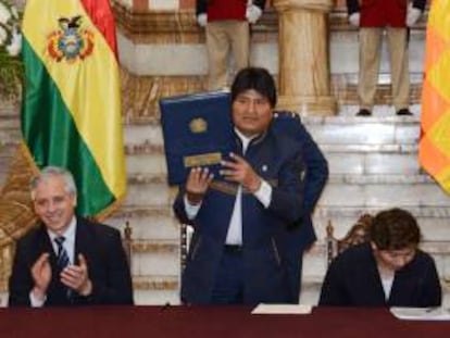 El presidente de Bolivia, Evo Morales (c), promulgó la Ley de Promoción de Inversiones que ofrece incentivos a las empresas y establece que las controversias con los inversores se deben resolver solo en los tribunales bolivianos. ABI