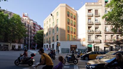 La Carbonería, restaurada y vista desde la calle con el hueco para la Gran Avenida que nunca pasó.