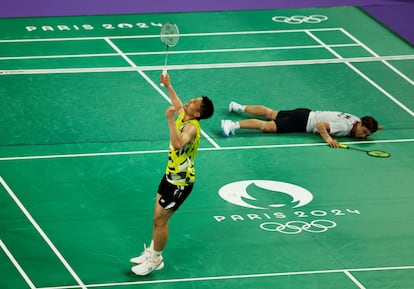 Tien Chen Chou, de Taiwan, celebra su triunfo ante un derrotado Kodai Naraoka, de Japón.