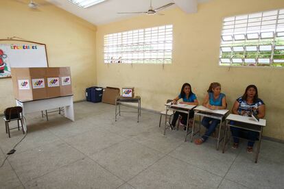 Los trabajadores electorales esperan a los votantes en una mesa de votación durante las elecciones presidenciales del domingo pasado en Venezuela.