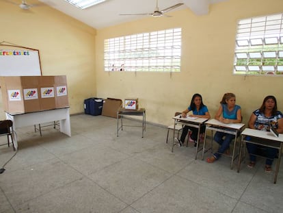 Los trabajadores electorales esperan a los votantes en una mesa de votación durante las elecciones presidenciales del domingo pasado en Venezuela.