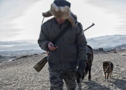 El uso del móvil en Mongolia es difícil por los bajos índices de cobertura. No obstante, Bahitbergen Uranbai lo utiliza en lo alto de la montaña para comunicarse con otros ganaderos e intercambiar información sobre los lobos que acechan al ganado.