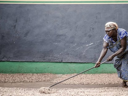 Una mujer seca semillas en Ghana.