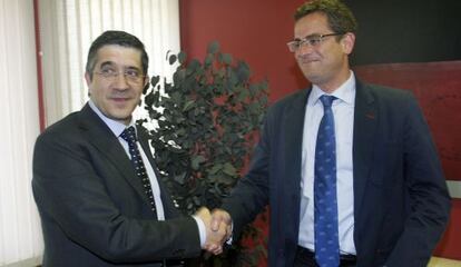 Patxi López y Antonio Basagoiti sellan el pacto de gobernabilidad de Euskadi.