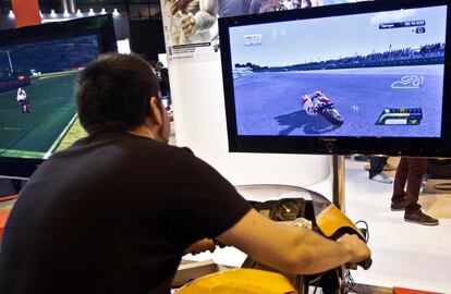 Un joven juega a un video juego en la Madrid Games Week.